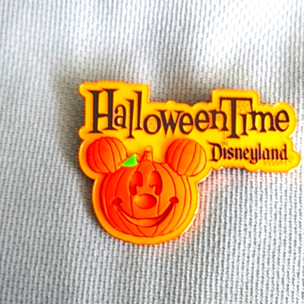 HALLOWEENTIME AT DISNEYLAND - Picture 1 of 5